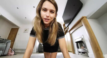 Çıtır Chloe sevgilisini aldatıp odada tek başına parmaklıyor